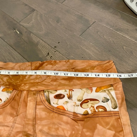 VIRAGOESDUDS. L Mushie & orange shorts <3 - Picture 6 of 6